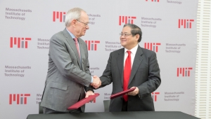 MIT President L. Rafael Reif (left) and Victor Fung ’66 shake hands following Fung’s gift to MIT in support of makerspaces. Photo: Bryce Vickmark