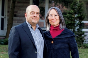 Caroline Huang SM ’85, PhD ’91 and Mike Phillips. Photo: M. Scott Brauer