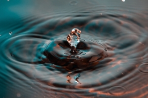 Spout after water droplet caused by surface tension. Image: JJ Harrison / Wikimedia Commons