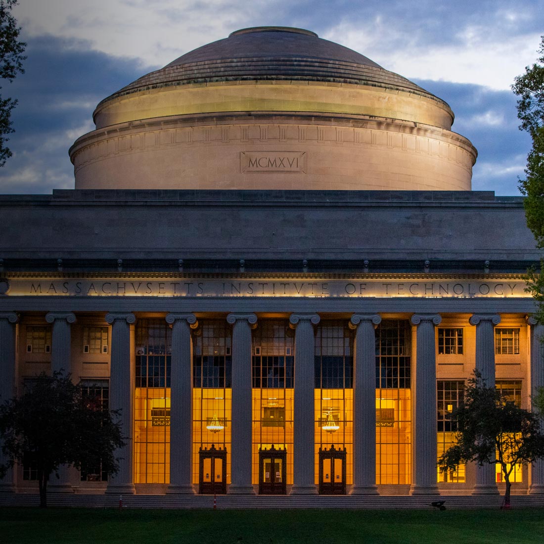 Image of the MIT Dome in Killian Court