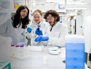 Image of students and an MIT professor in a the lab.