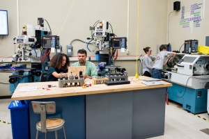 Students and instructors work in a makerspace. Image: Sarah Bastille