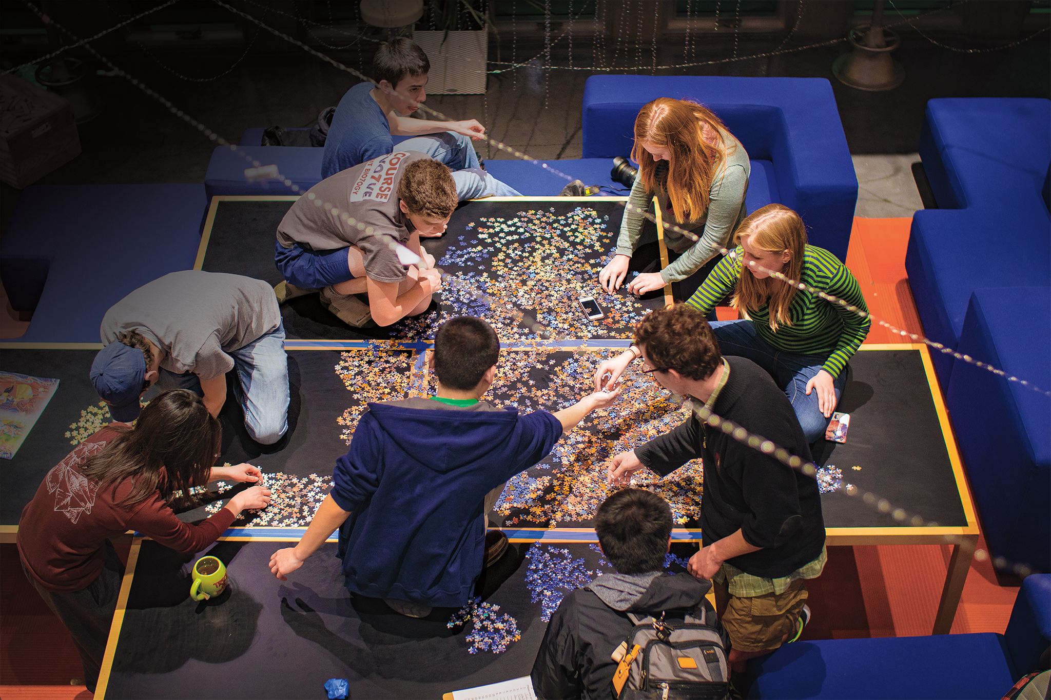 Students at Simmons Hall begin work on a “mega-puzzle” with tens of thousands of pieces, which was collectively assembled in the dorm’s mailbox lounge over the course of three months. Image: Eric Keezer